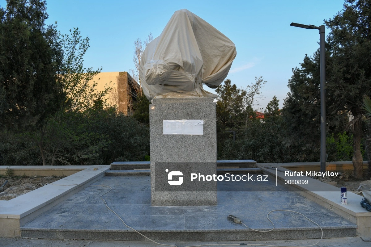 Bakıda Çingiz Aytmatovun abidəsi qoyulub - FOTO